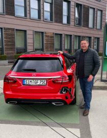 Glatthaar Keller Niederlassungsleiter Heiko Schicht mit seinem E-Fahrzeug