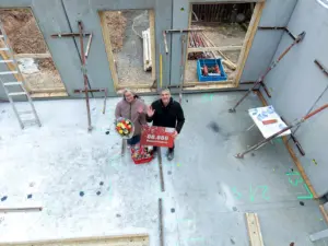 Drohnenaufnahme, Geschäftsführer Glatthaar Keller und Bauherrin in Kellerrohbau